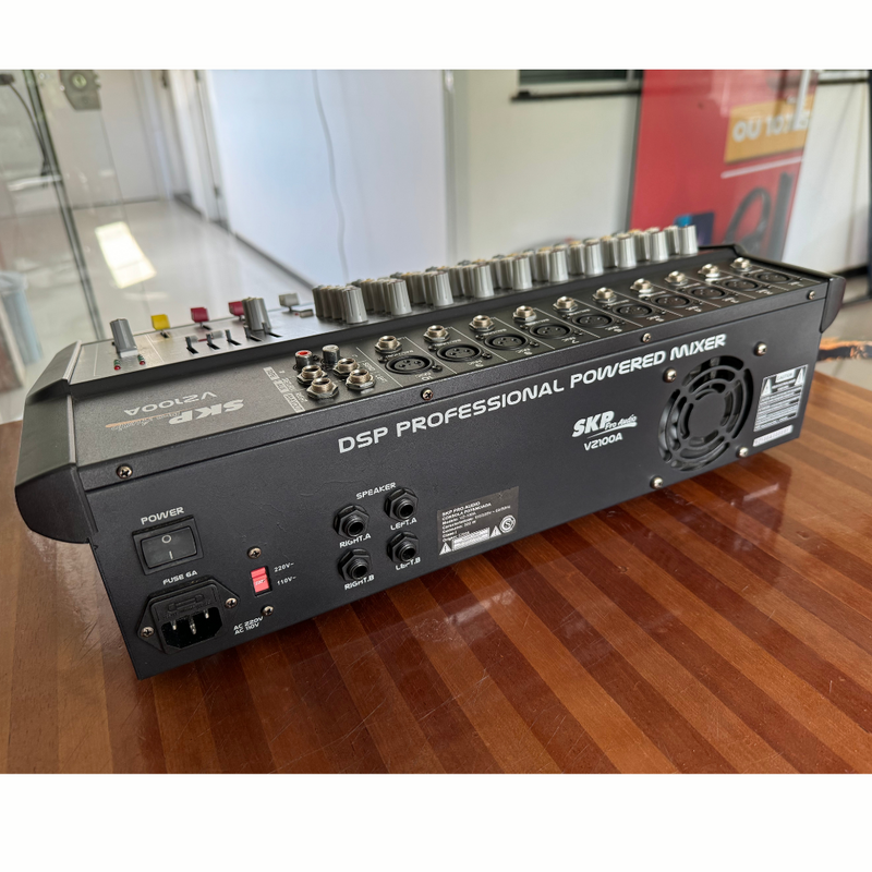 Mesa de Som Amplificada Console SKP Pro Audio VZ-100A 10 Canais - Produto Seminovo de Mostruário